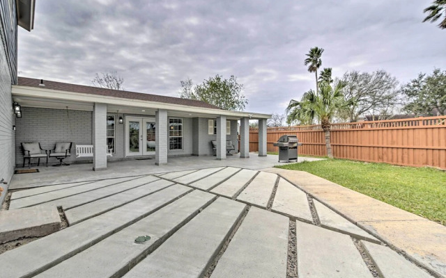 Patio & Grill: Spacious Gem Near Gulf Coast!