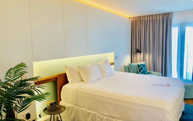 Holland House Beach Hotel