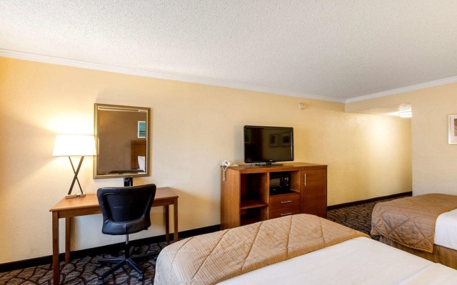 Clarion Hotel Detroit Metro Airport