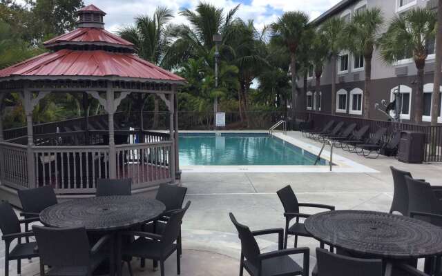 Days Inn & Suites by Wyndham Bonita Springs North Naples