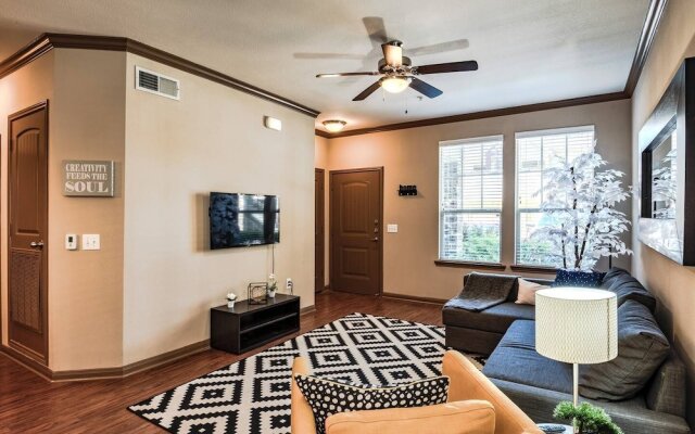 Dog-Friendly Woodlands Townhouse Near Market St.