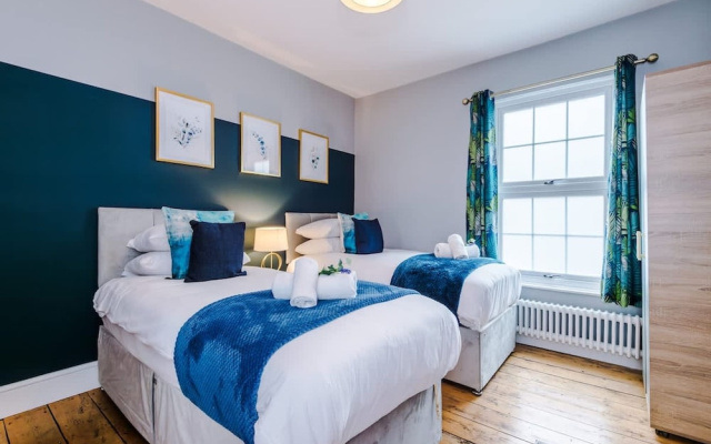 NEW Stylish Home Amazing Location Sleeps 6