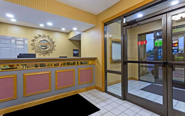 Super 8 by Wyndham Franklin Hwy 31
