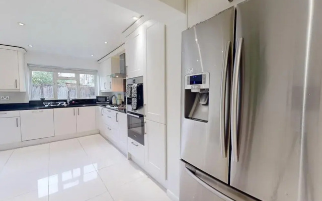 Parlaunt House - 3 Bedroom With Free Parking