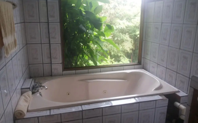 Rio Celeste Family Lodge