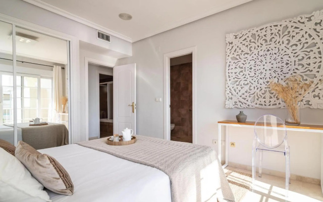 Puente Romano Modern flat, Best location in town