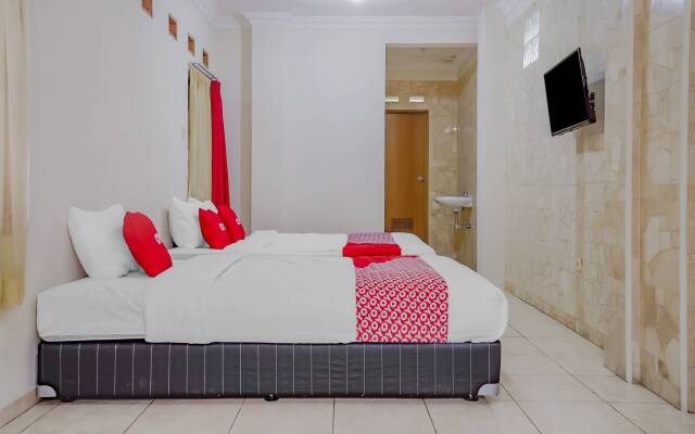 OYO Life 90035 Merci Club