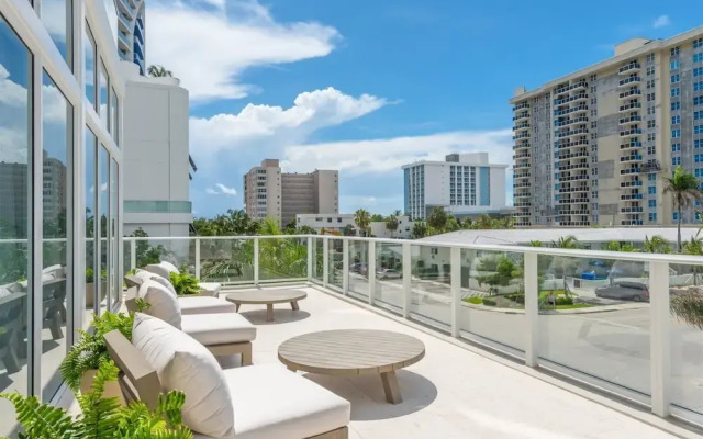 Top Fort Lauderdale Condo 7th Floor - Private and Sanitized, Hotel Amenities, Free Parking for Stays Over 27 Days, 400 ft From the Beach. Hosted by Super Host!