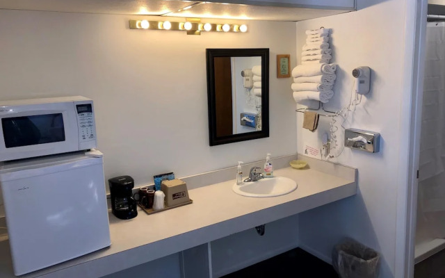 Budget Host Cloverland Motel
