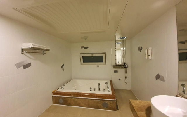 Friendly DH Naissance Hotel by Mindrum Group