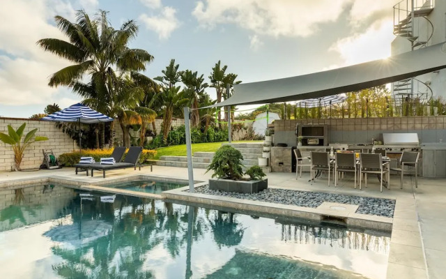 Beachcomber by AvantStay | 1 Block from Beach - Modern Estate w/ Ocean Views