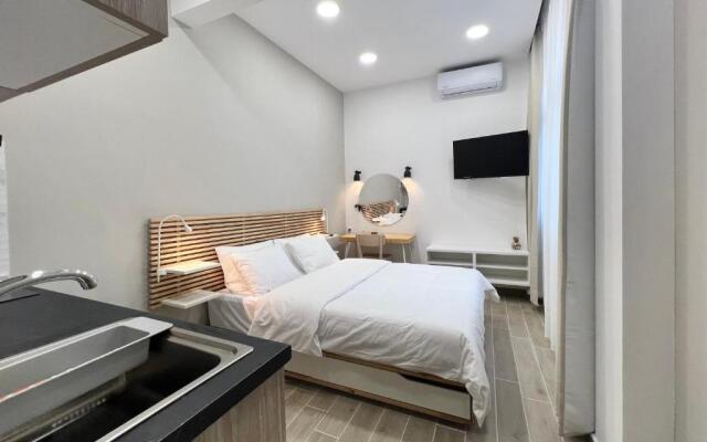 #Aura Studios & Suites F24