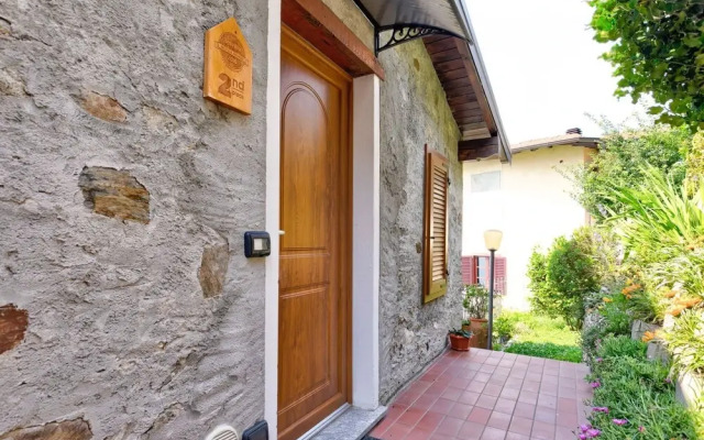 Modern Holiday Home with Swimming Pool in Gravedona