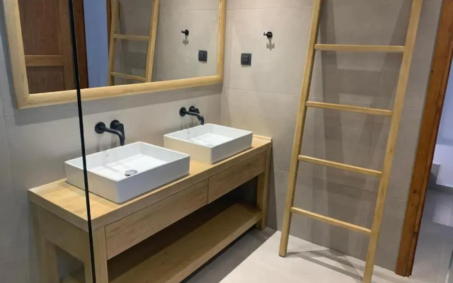 Cato Agro 5, Seafront Villa with Private Pool