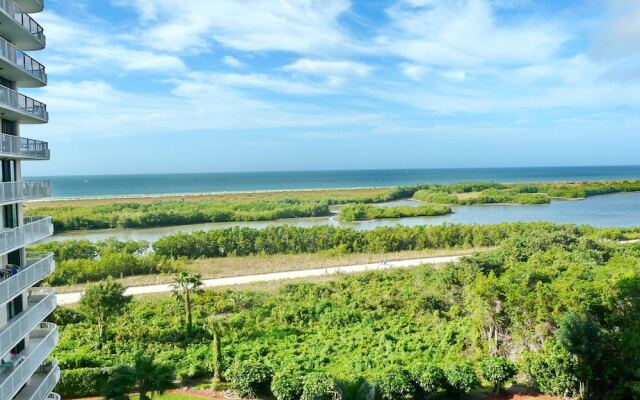 Alluring Beachfront Condo With Pool and View of Lagoon