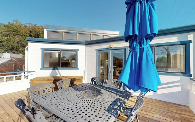 Stroll to Shore: Stinson Beach Gem w/ Hot Tub