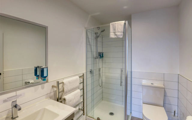 Ramada Suites By Wyndham Victoria Street West