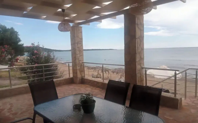 Maritinas Stone House & Apartment On The Beach