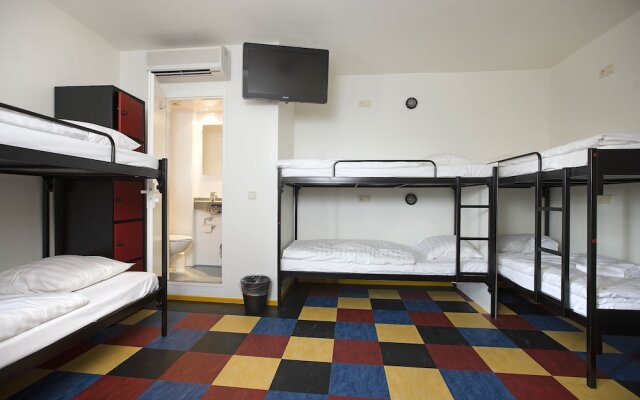 Bud Gett Hostels