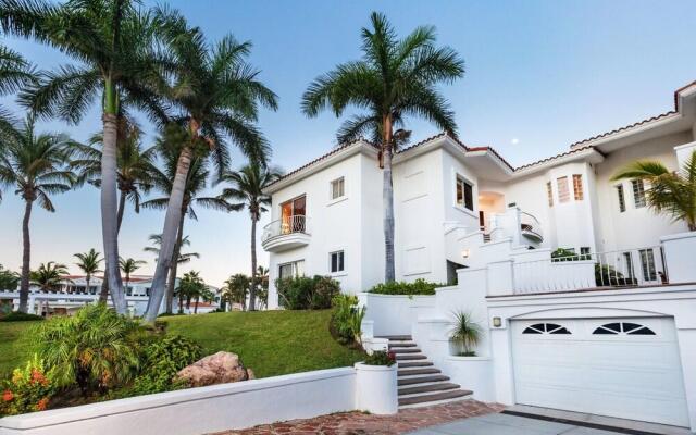 Villa De Oro 106 3 BR by Casago