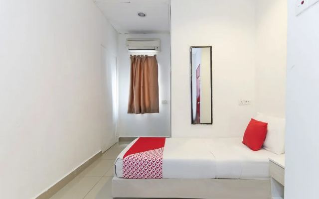 OYO 304 Zero Hour Hotel