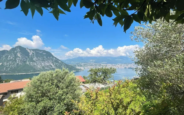 Romantic Lake View With Garden