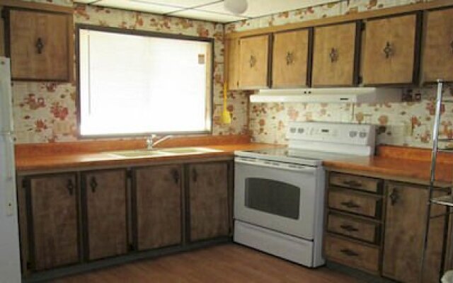 Topaz Inn & Suites