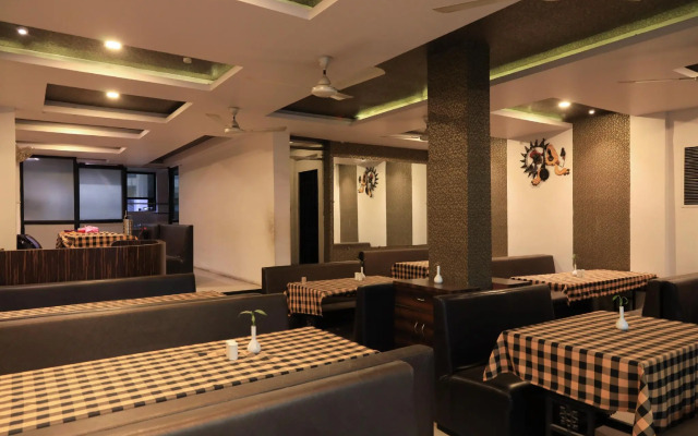 OYO 15211 Hotel Midas