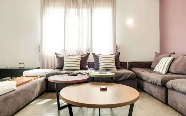 Beautiful Villa in Adelianos Kampos With Pool