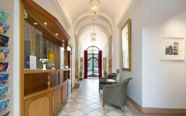 Gold Hotel