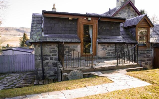 Charming 2 bedroom cottage with free parking.