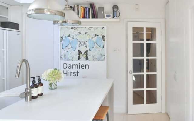 Artistic 3 Bedroom London Home With Garden