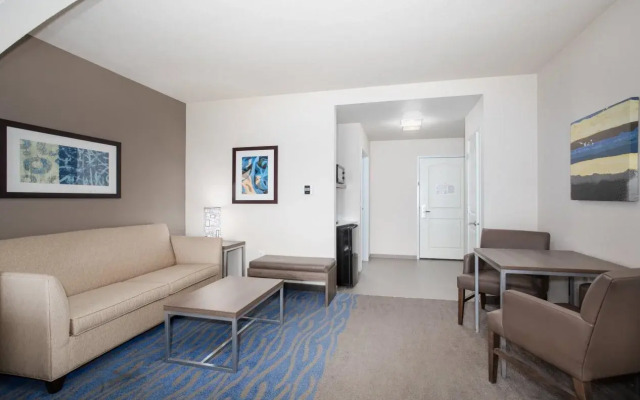 Holiday Inn Express & Suites Manhattan by IHG