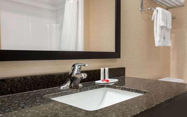 Ramada by Wyndham Niagara Falls Near the Falls