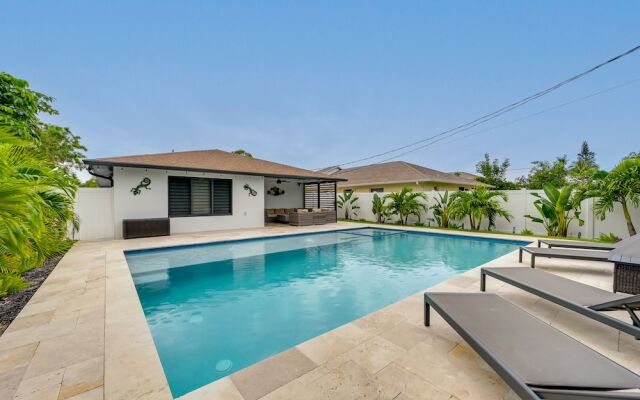 Walk to Beach: Getaway w/ Pool in Naples!