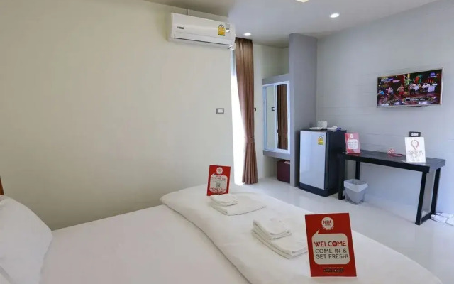 Nida Rooms Central 353 Clock Spin