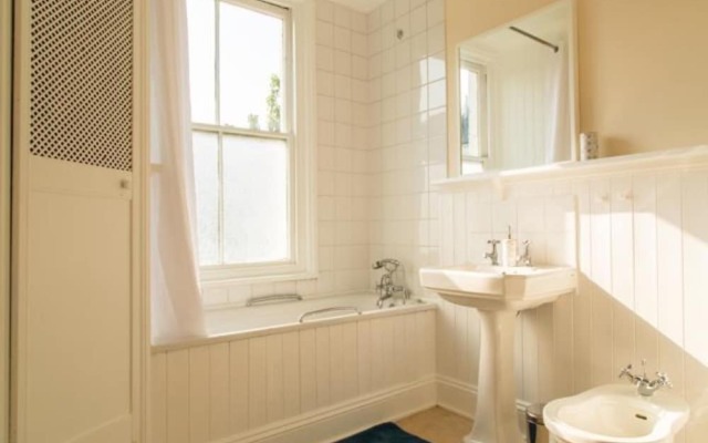 Classic Victorian House Sleeps 8 in East Brighton