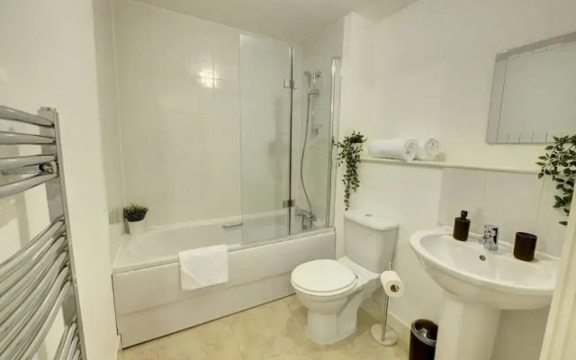 Lovely Flat in Kiln Close With Free Parking