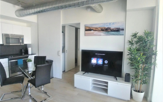 Luxury skyline condo in downtown FREE 24/7 parking