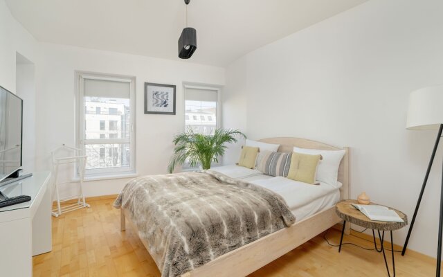 Apartment With Parking Poznań by Renters