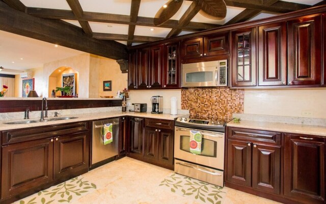 Beachfront Luxury condo with 2 swimming pool