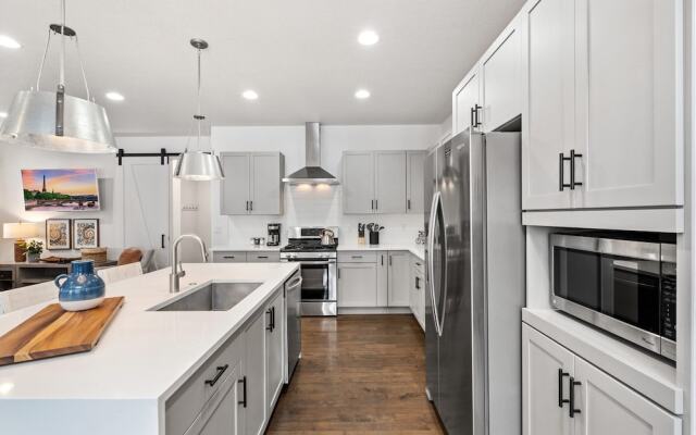 Steps From River & Old Town - Hot Tub & King Bd