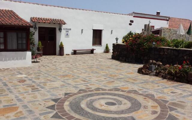 Finca El Picacho Apartments in the countryside 2 Km from the beach