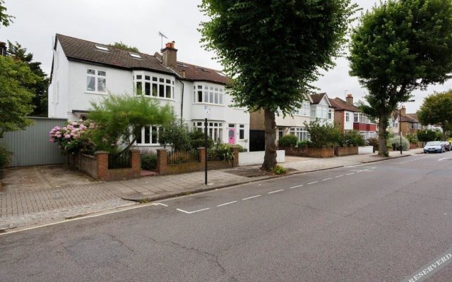 Veeve  4 Bed House On Emlyn Road West London