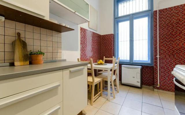 Quiet Cozy Apartment in Party Street e1