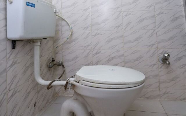 OYO 36667 Hotel Manoj