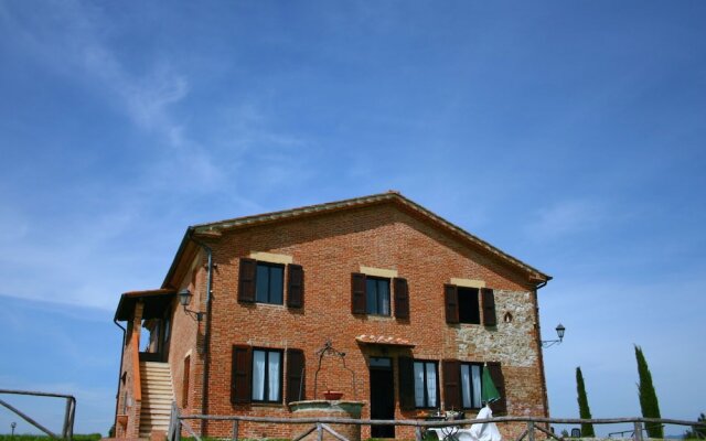 Large Farmhouse in Asciano with Swimming Pool