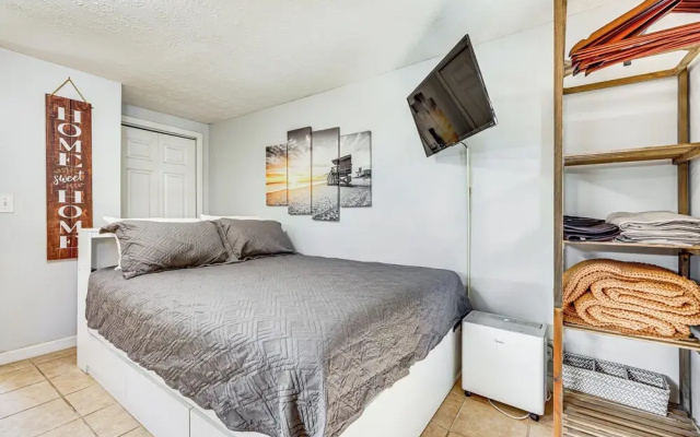 Nurse-ready Guesthouse 3 Mi to Dtwn Jacksonville!