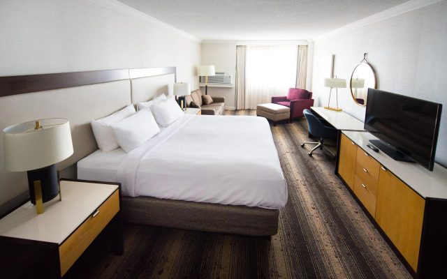 Crowne Plaza Edison by IHG