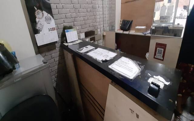 OYO 93439 The Suites Metro Apartment By Interindo